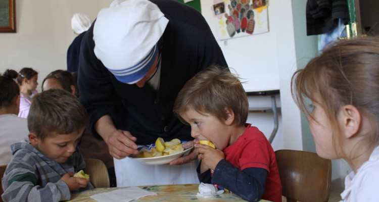 Adotta una mensa per bambini in Albania