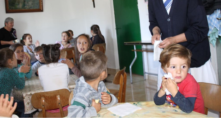 Adotta una mensa per bambini in Albania